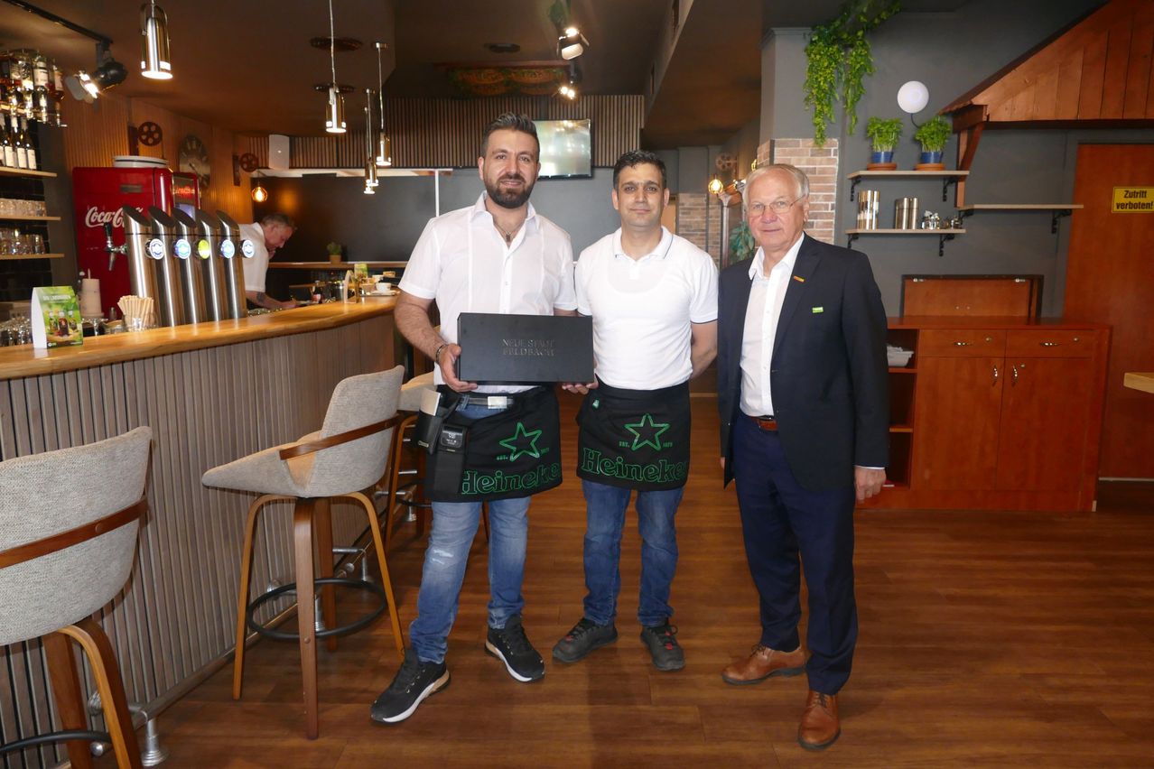 Bild enthält, Skirt, Wood, Pants, Adult, Male, Man, Person, Shoe, Table, Chair