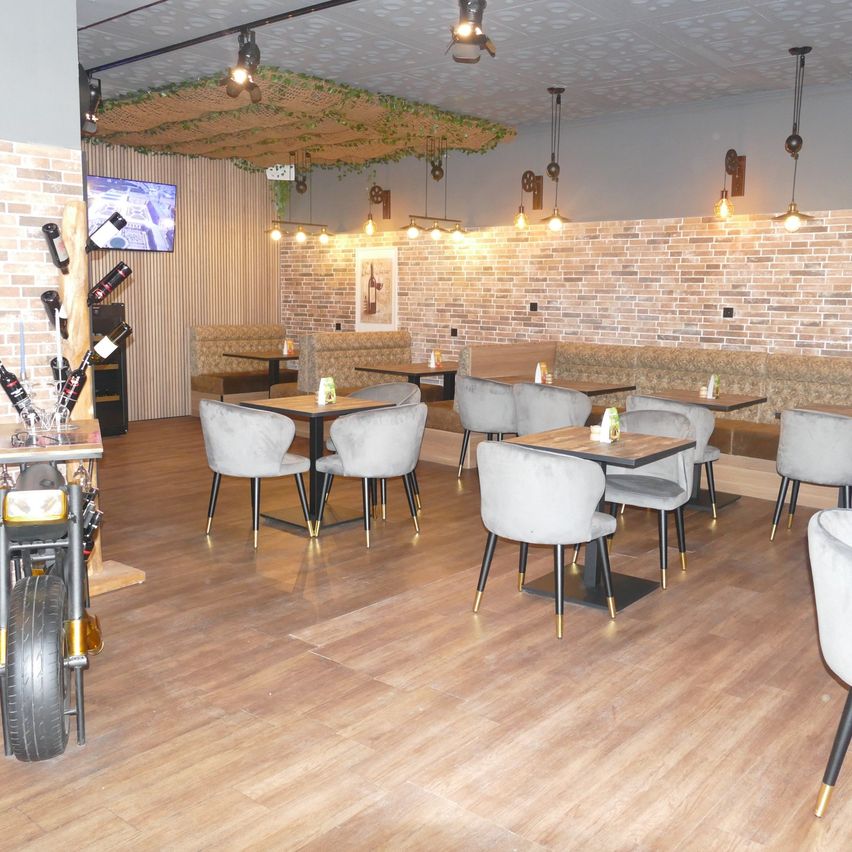 Bild enthält, Cafeteria, Indoors, Restaurant, Interior Design, Floor, Flooring, Chair, Wood, Building, Wheel