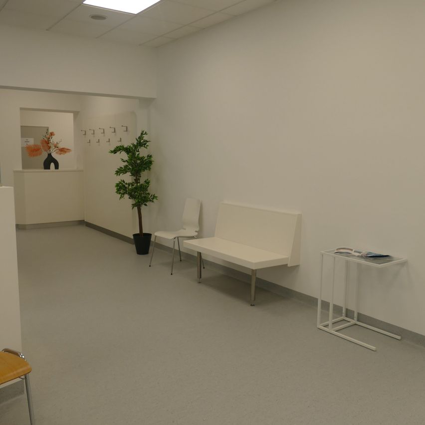 Bild enthält, Indoors, Waiting Room, Plant, Potted Plant, Floor, Flooring, Chair, Clinic, Reception Room, Building