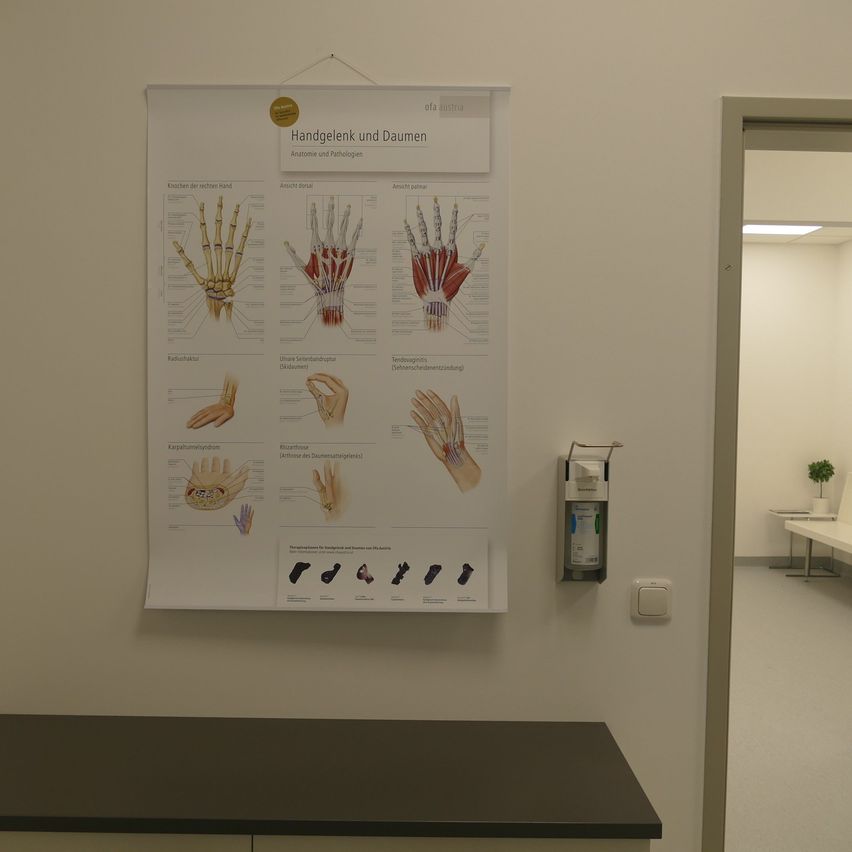 Bild enthält, Clinic, Floor, Flooring, Furniture, Table, Indoors, Interior Design, Advertisement, Hospital, White Board