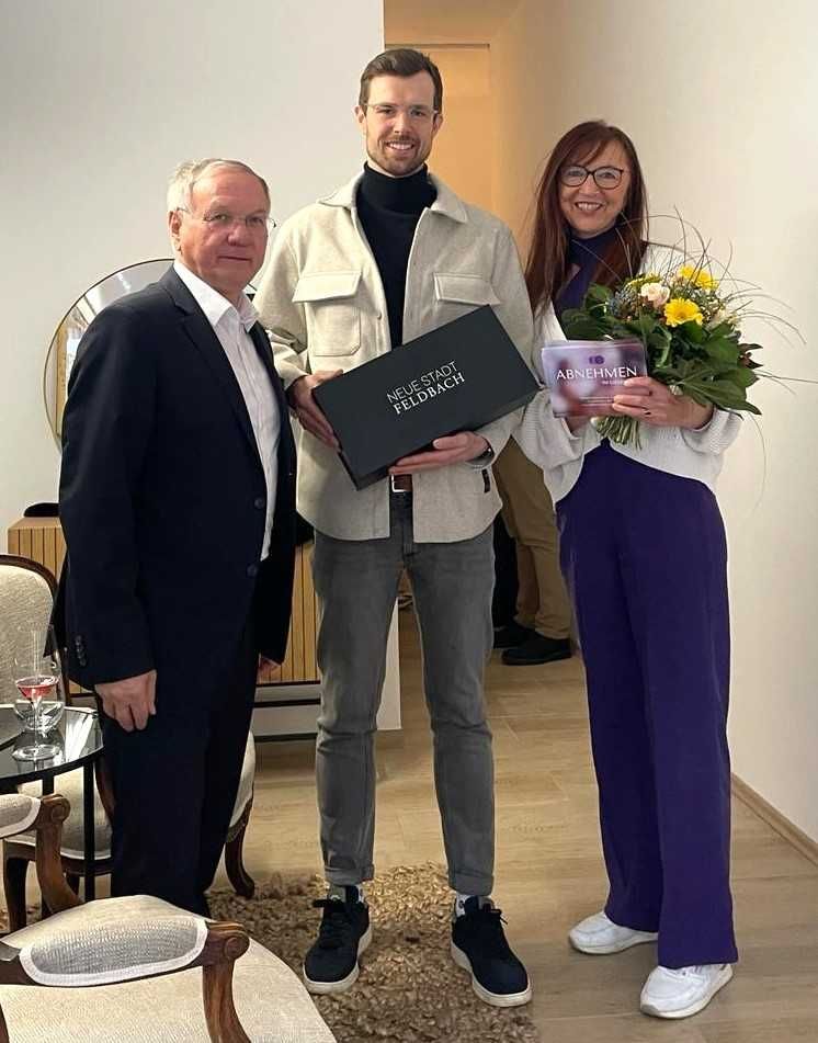 Bild enthält, Flower, Flower Arrangement, Pants, Suit, Flower Bouquet, Blazer, Coat, Jacket, People, Person