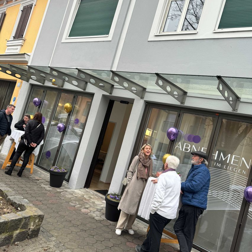 Bild enthält, City, Urban, Street, Adult, Female, Person, Woman, Path, Shoe, Coat