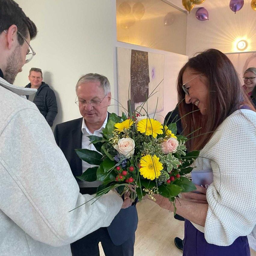 Bild enthält, Flower, Flower Arrangement, Flower Bouquet, Adult, Female, Person, Woman, Male, Man, Rose