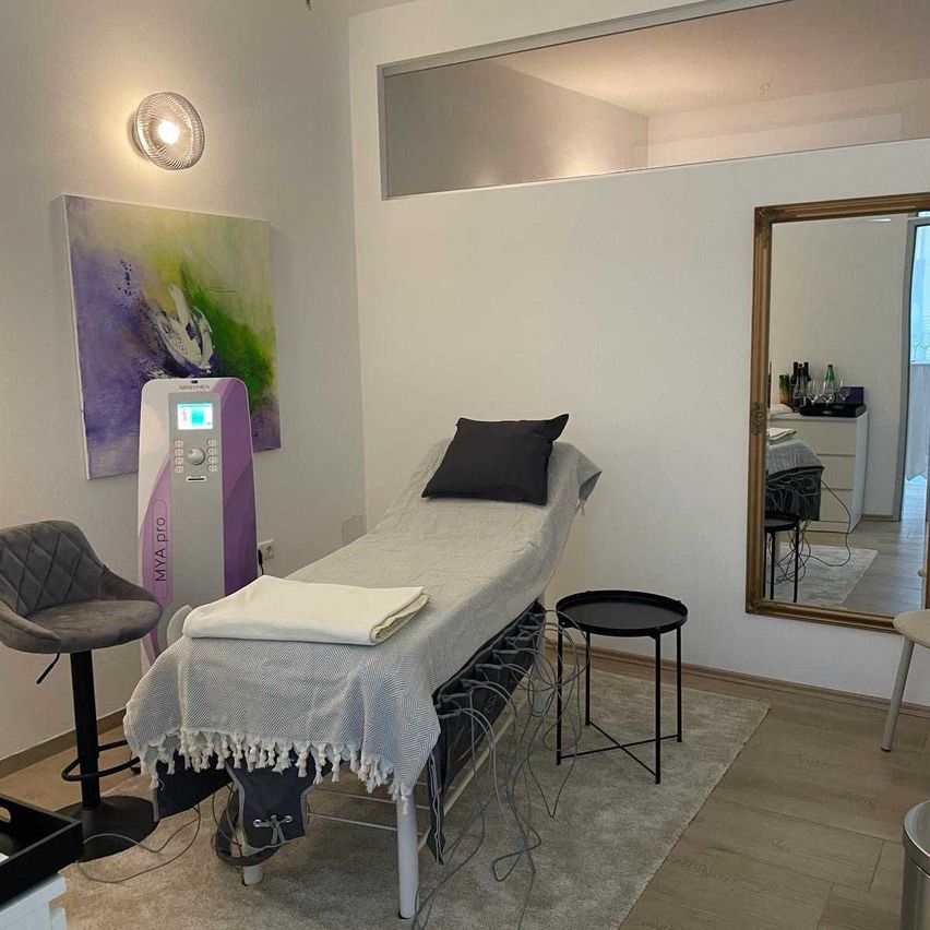 Bild enthält, Home Decor, Rug, Bed, Furniture, Spa, Art, Painting, Chair