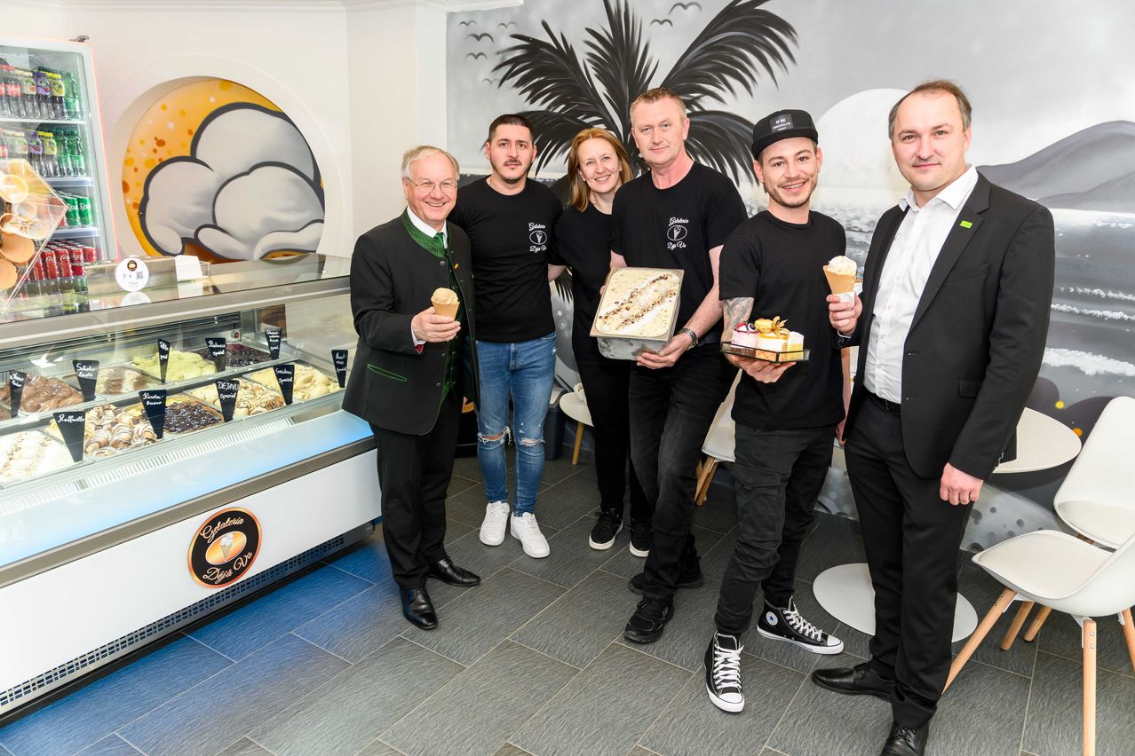 Bild enthält, People, Person, Groupshot, Adult, Male, Man, Cafeteria, Shoe, Ice Cream, Refrigerator