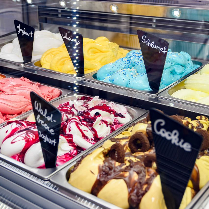 Bild enthält, Cream, Dessert, Food, Ice Cream, Soft Serve Ice Cream, Credit Card, Text