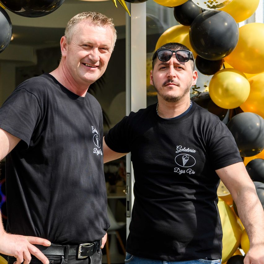 Bild enthält, T-Shirt, People, Person, Balloon, Sphere, Adult, Male, Man, Necklace, Glasses