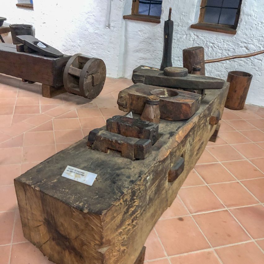 Bild enthält, Path, Walkway, Wood, Floor, Flagstone, Architecture, Building, Factory, Manufacturing, Workshop