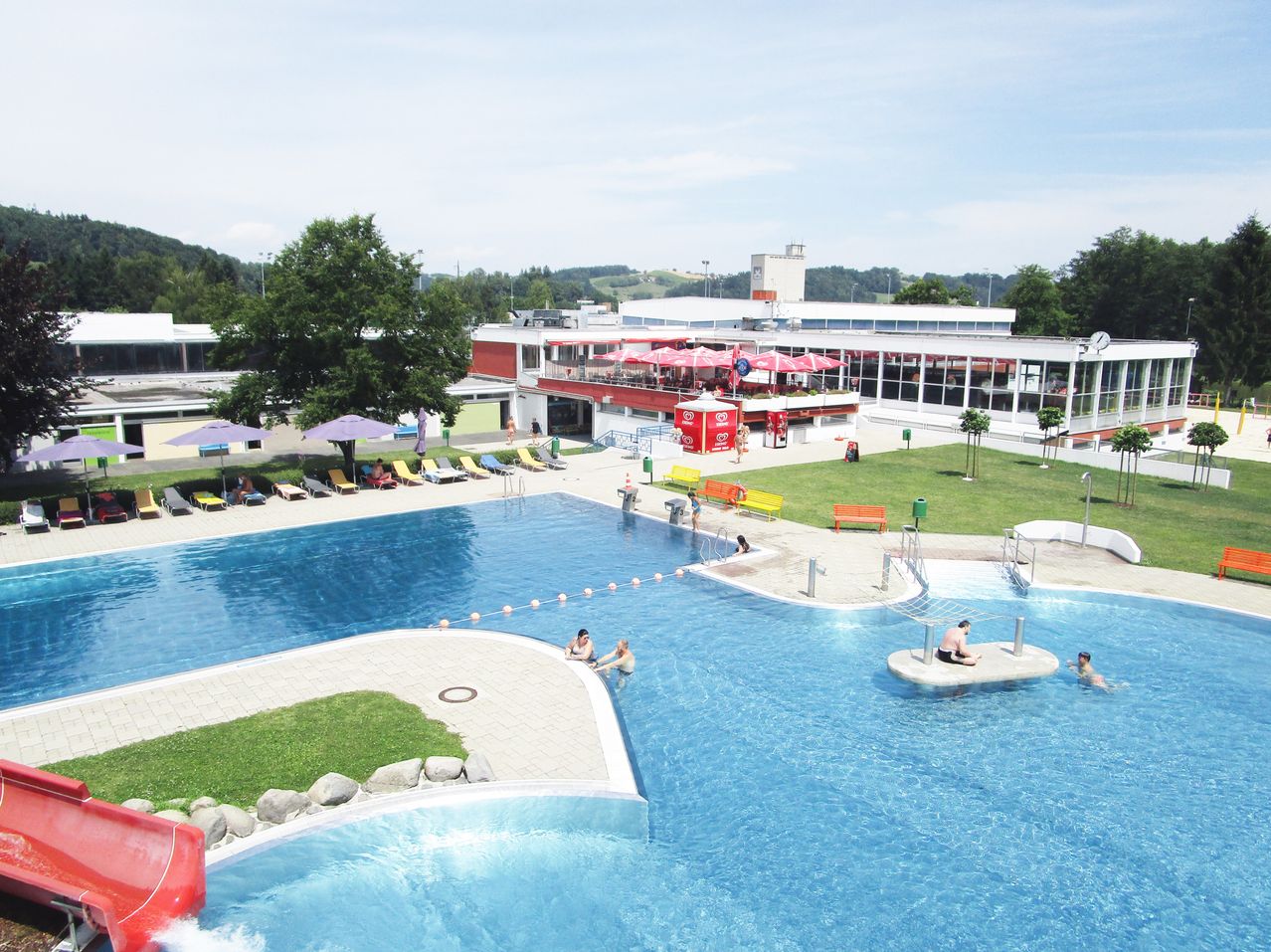 Bild enthält, Architecture, Building, Hotel, Resort, Pool, Water, Swimming Pool, Outdoors, Person