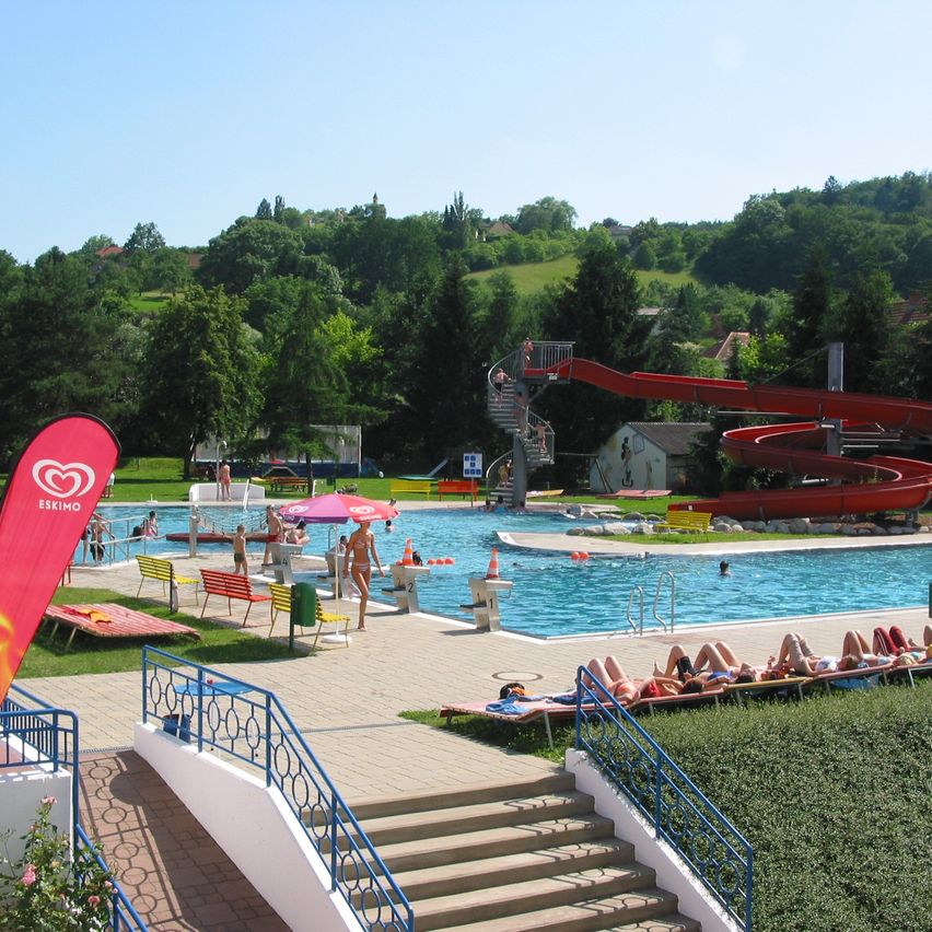 Bild enthält, House, Housing, Staircase, Nature, Outdoors, Scenery, Person, Water, Amusement Park, Swimming Pool