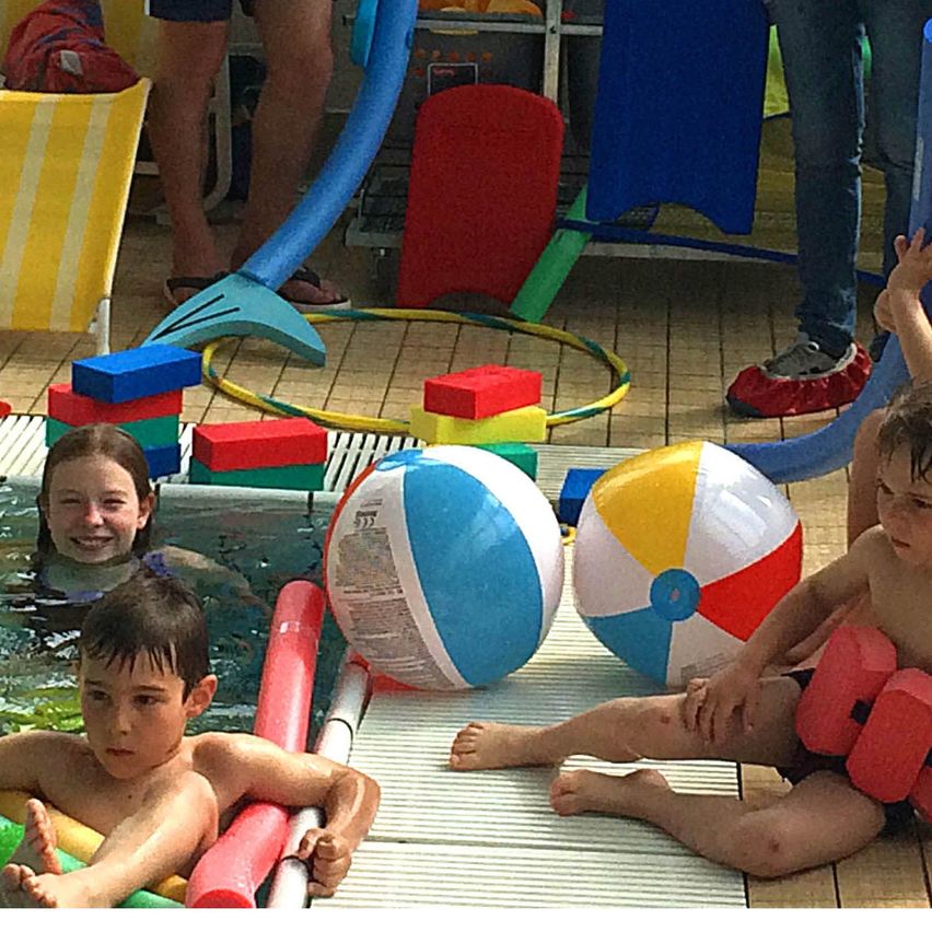 Bild enthält, Water, Water Park, Boy, Child, Male, Person, Adult, Man, Volleyball (Ball), Baby