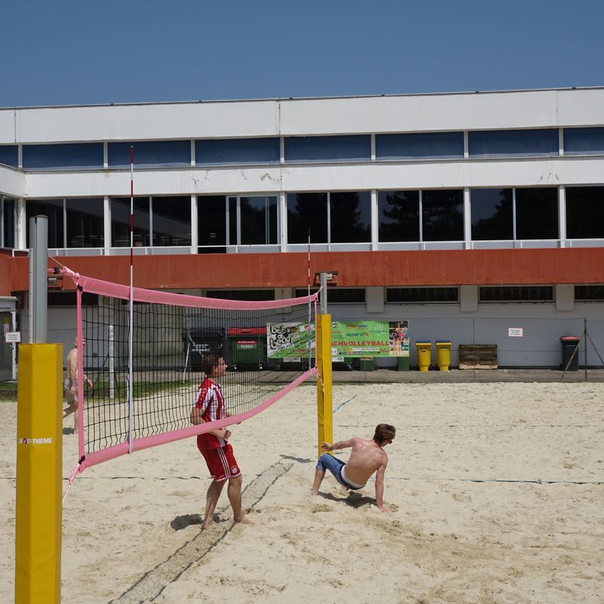 Bild enthält, Clothing, Shorts, Boy, Child, Male, Person, Architecture, Building, People, Volleyball Game