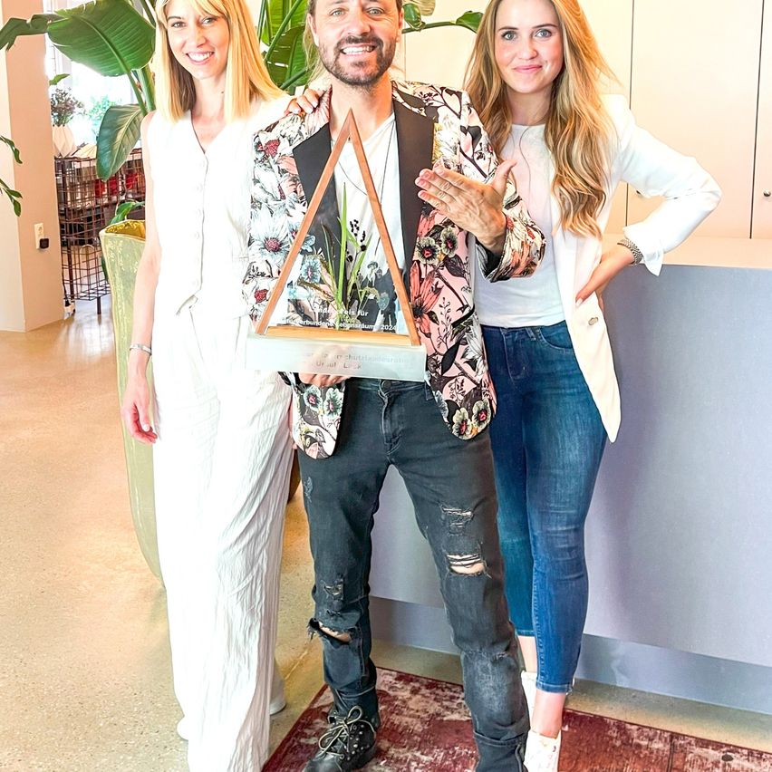 Bild enthält, Pants, Jeans, Person, Coat, Adult, Male, Man, Female, Girl, Teen