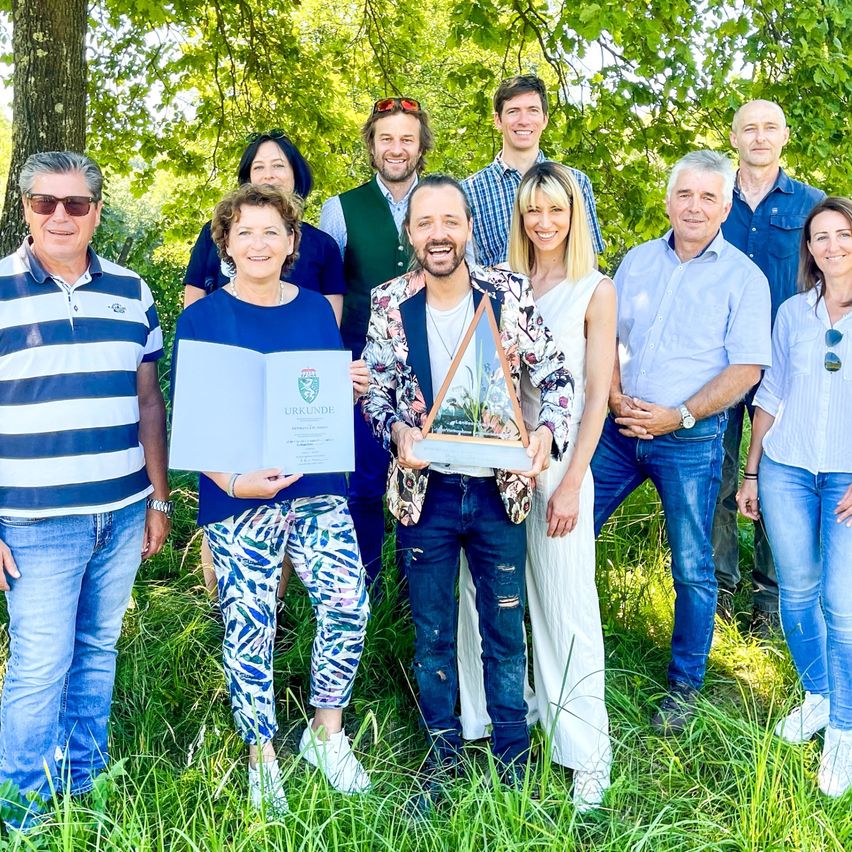 Bild enthält, Pants, Groupshot, Person, Jeans, People, Adult, Male, Man, Girl, Teen