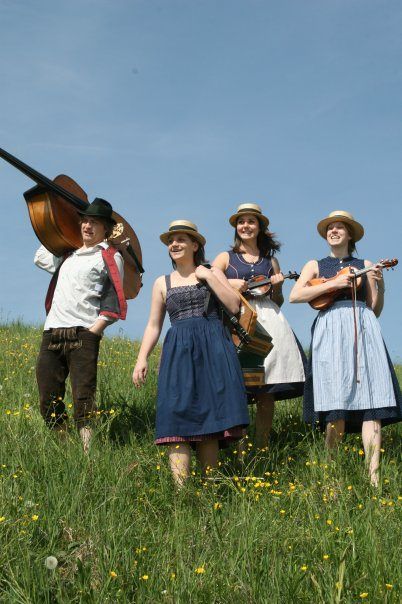 Bild enthält, Grass, Field, Grassland, Outdoors, Photography, Portrait, Dress, Hat, Costume, Skirt