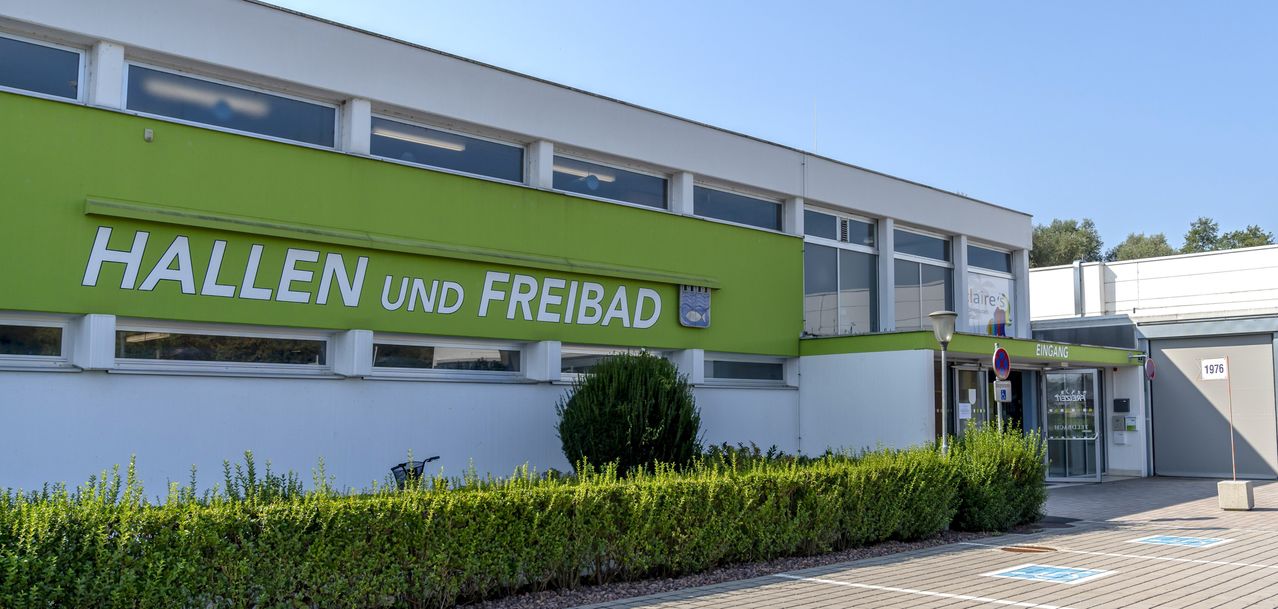 Bild enthält, Architecture, Building, Office Building, Fence, Hedge, Plant, Factory