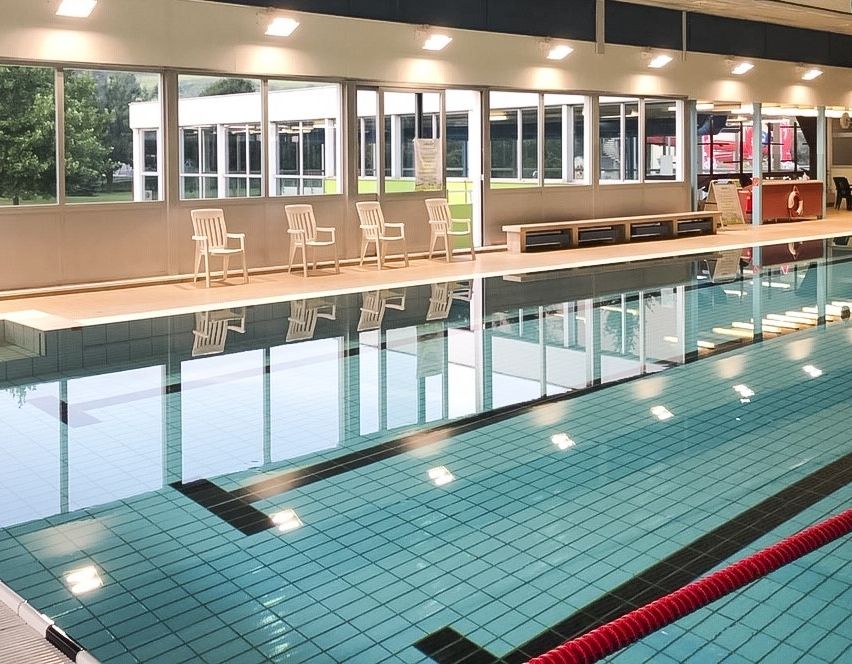 Bild enthält, Pool, Water, Swimming Pool, Outdoors, Chair, Furniture, Aerial View, Person