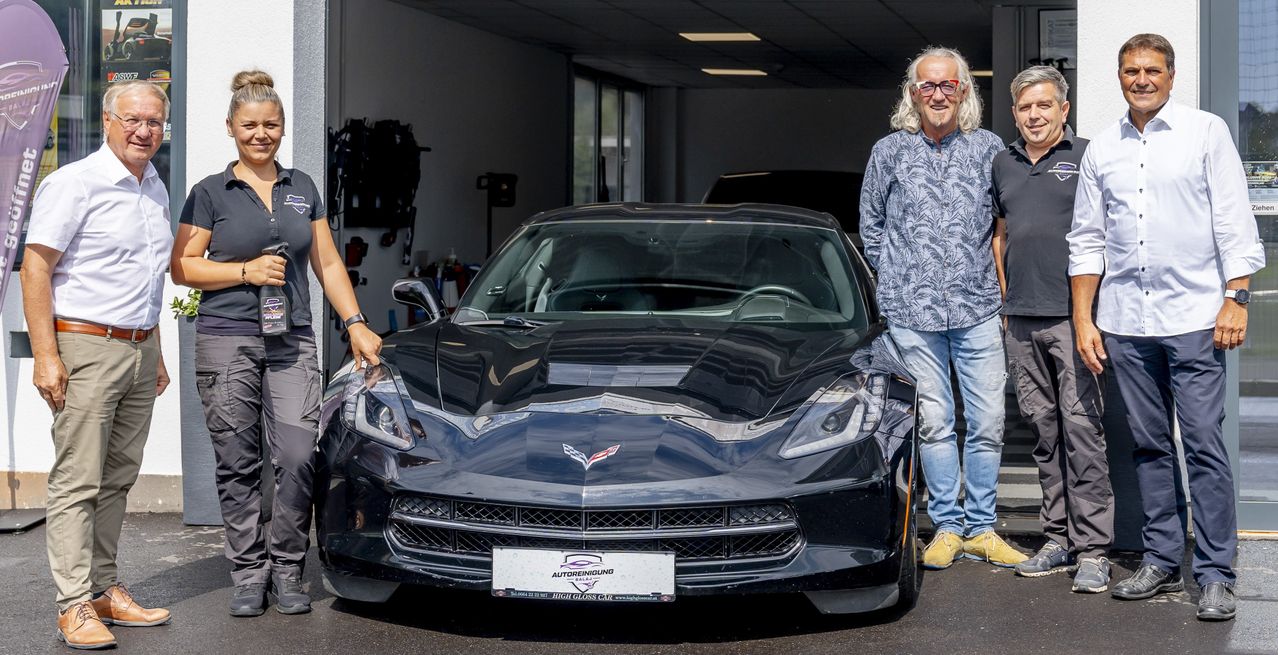 Bild enthält, Adult, Male, Man, Person, Car, Vehicle, Jeans, Shoe, Shirt, Face