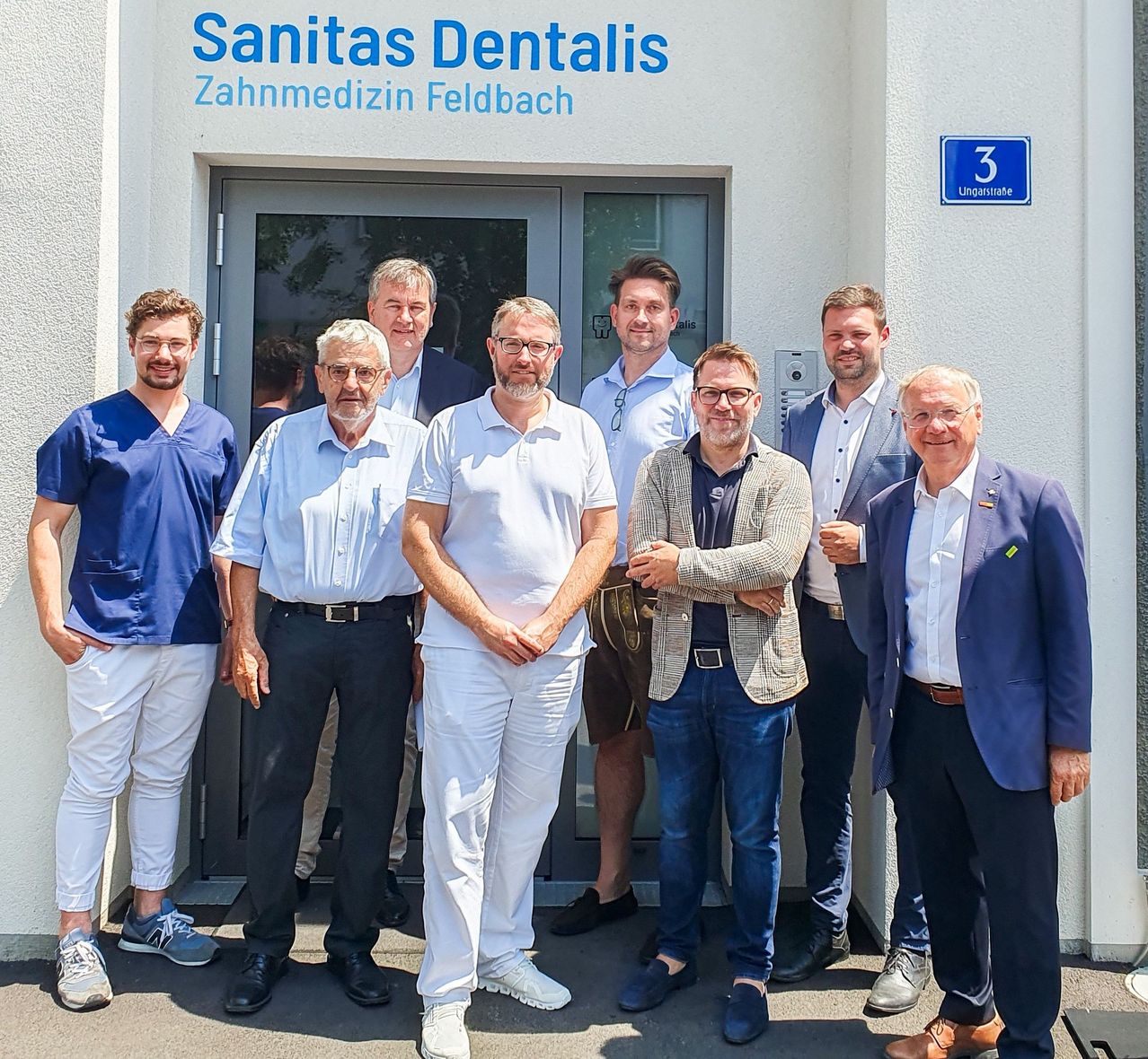 Bild enthält, Groupshot, Person, Adult, Male, Man, Jeans, Pants, Coat, Shoe, Shorts