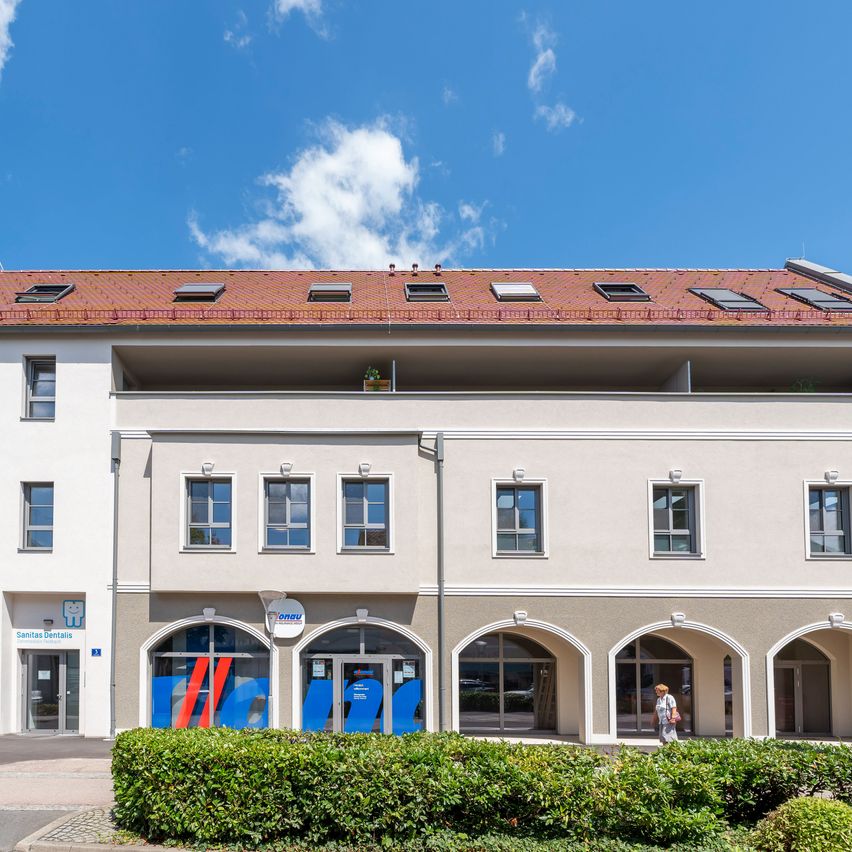 Bild enthält, Architecture, Building, Housing, House, Villa, Portico, Car, Vehicle, Person, Wheel