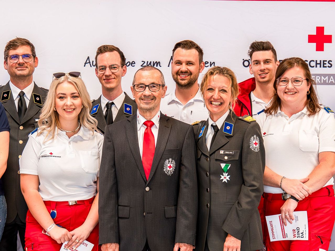 Bild enthält, Logo, Symbol, Suit, Adult, Male, Man, Person, Female, Woman, Bride