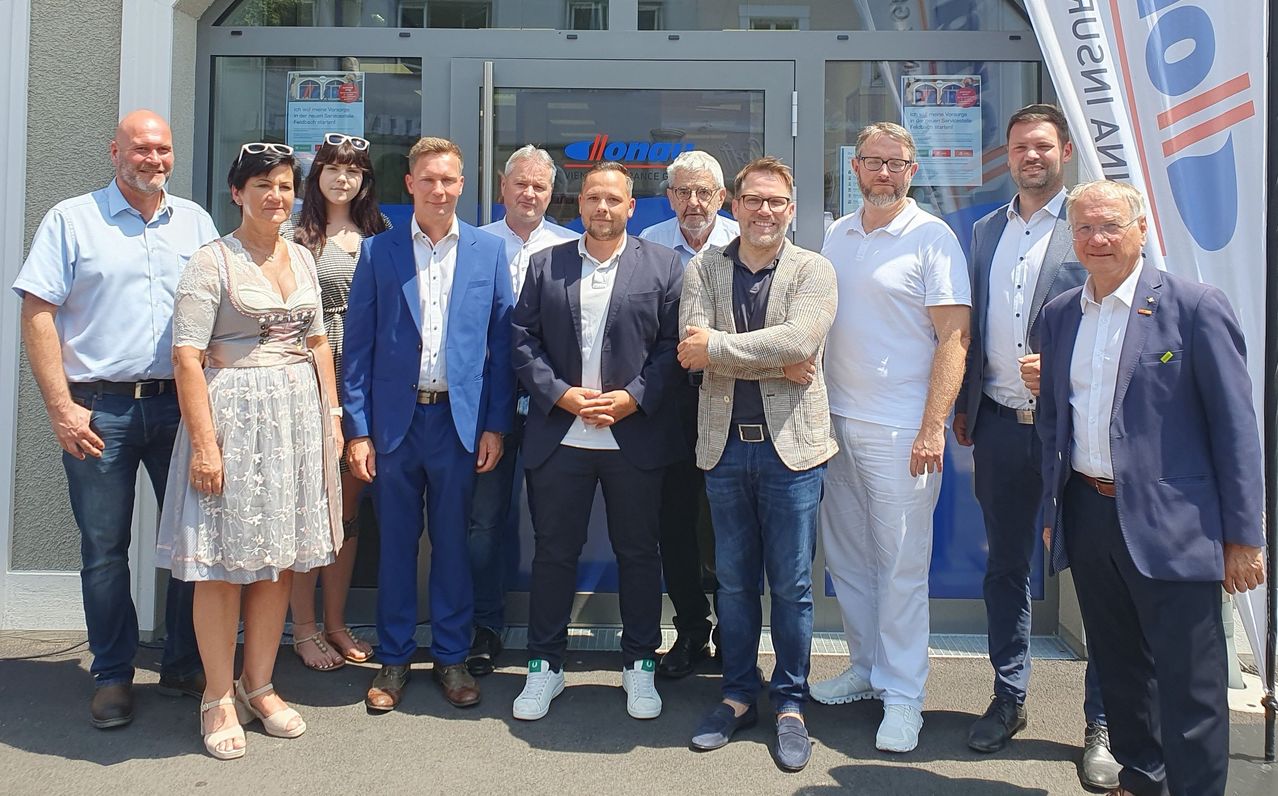 Bild enthält, Groupshot, Person, Jeans, Adult, Male, Man, People, Shoe, Coat, Glasses