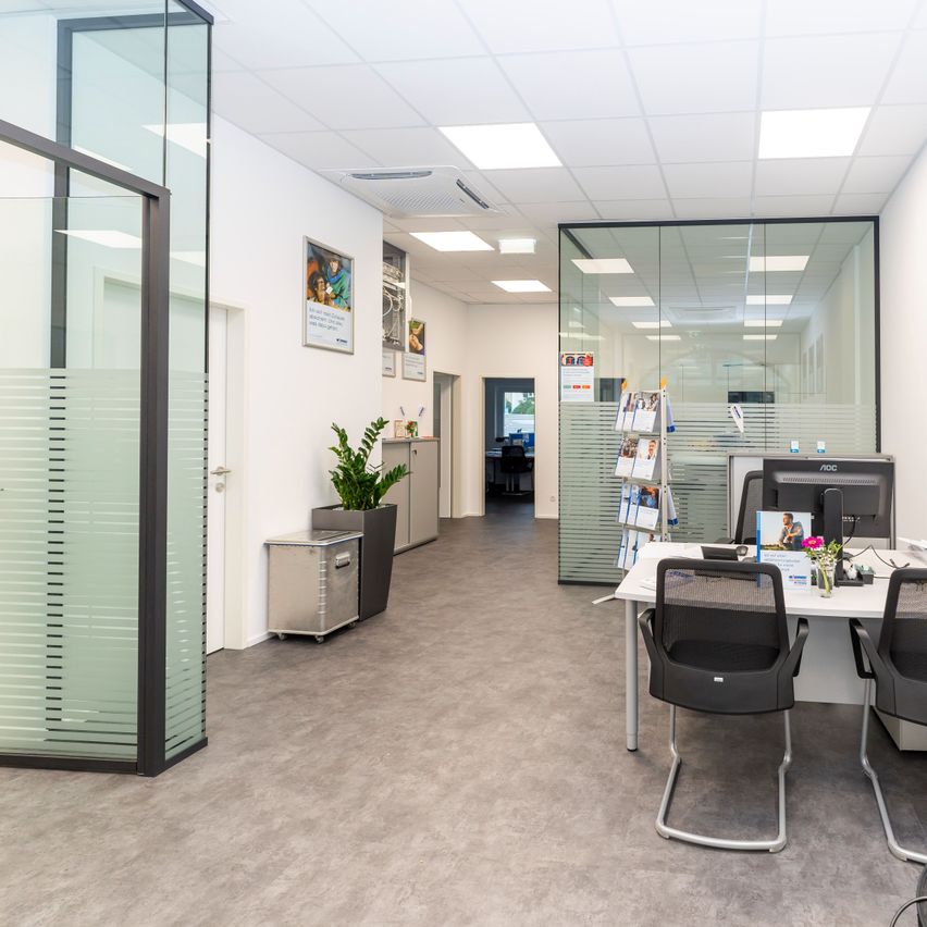 Bild enthält, Indoors, Chair, Furniture, Architecture, Building, Person, Plant, Office, Monitor, Interior Design