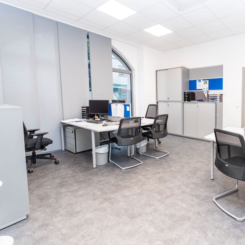 Bild enthält, Chair, Furniture, Indoors, Table, Desk, Monitor, Screen, Office, Architecture, Building