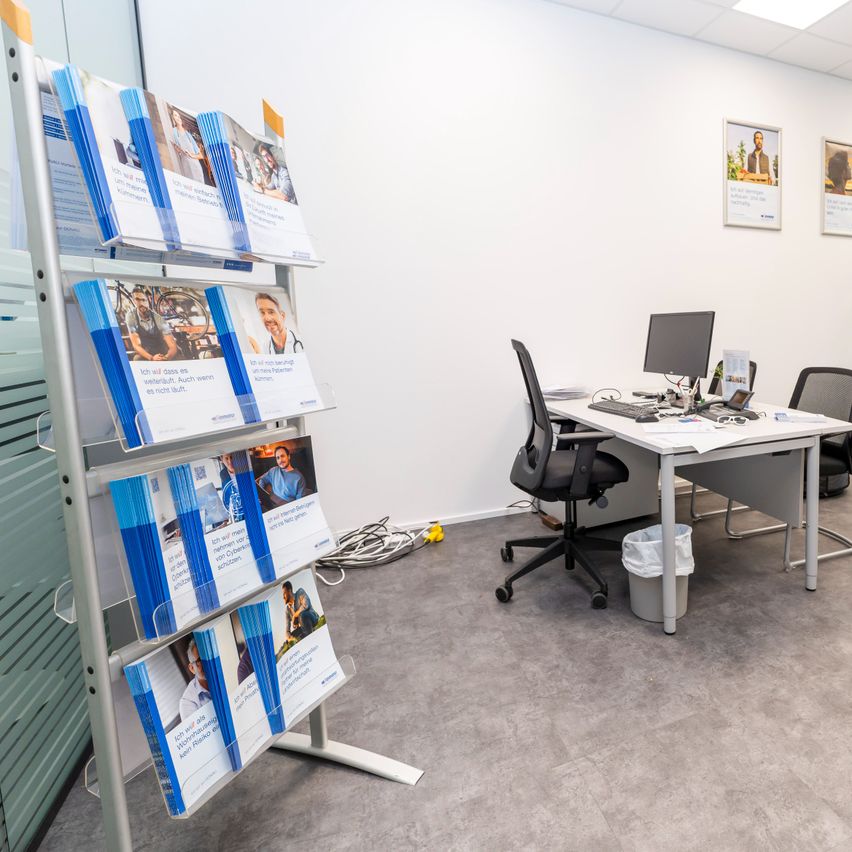 Bild enthält, Furniture, Indoors, Chair, Person, Advertisement, Desk, Monitor, Interior Design, Office, Face