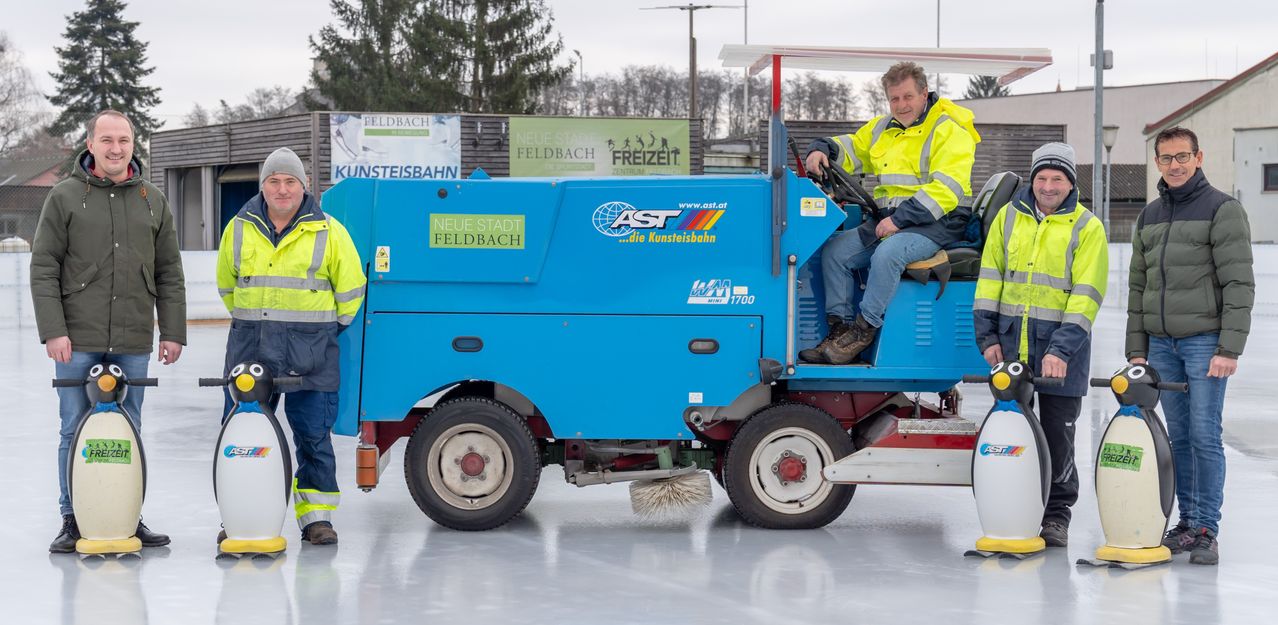Bild enthält, Jacket, Adult, Male, Man, Person, Jeans, Worker, Shoe, Penguin, Glasses