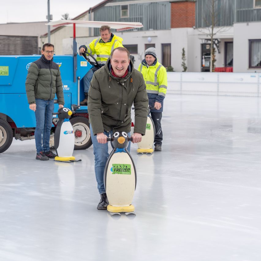 Bild enthält, Adult, Male, Man, Person, Jacket, Shoe, Jeans, Wheel, Glasses, Ice Skating Dancing