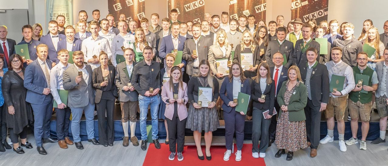 Bild enthält, Groupshot, Person, Skirt, Suit, Coat, Fashion, Shoe, Jeans, People, Shorts