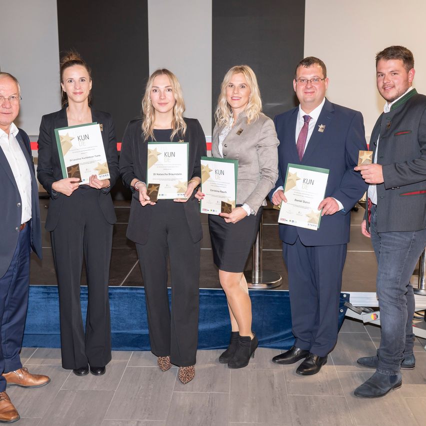 Bild enthält, Groupshot, Person, Adult, Female, Woman, Male, Man, Suit, Coat, Jeans