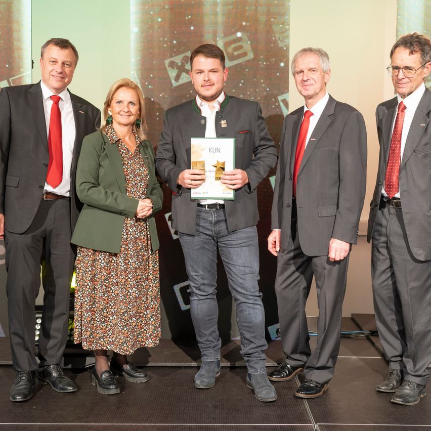 Bild enthält, Groupshot, Person, Adult, Female, Woman, Suit, Male, Man, People, Coat