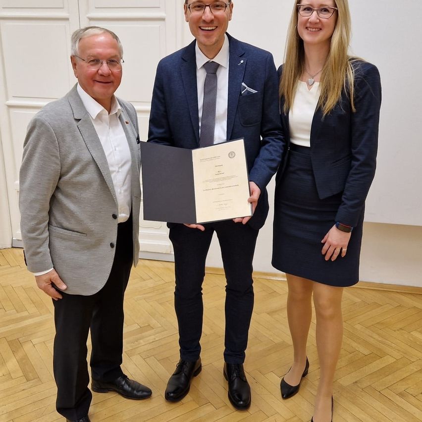 Bild enthält, Blazer, Coat, Jacket, Adult, Male, Man, Person, Groupshot, High Heel, Necklace