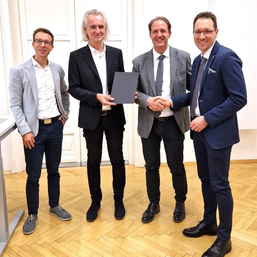 Bild enthält, Groupshot, Person, Blazer, Coat, Jacket, Adult, Male, Man, Suit, Pants