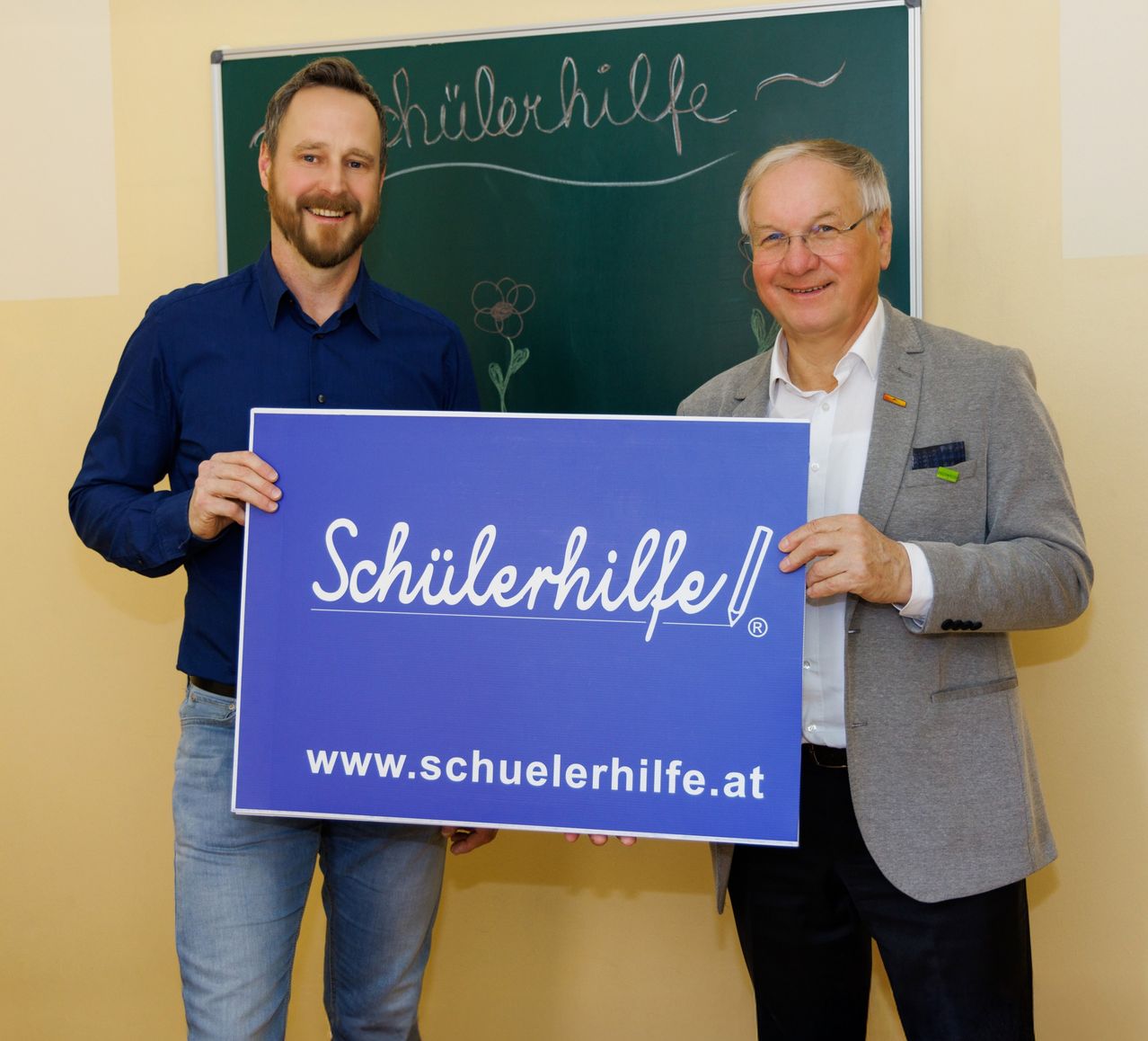 Bild enthält, Adult, Male, Man, Person, Jeans, Pants, Face, Blackboard, Shirt, Coat