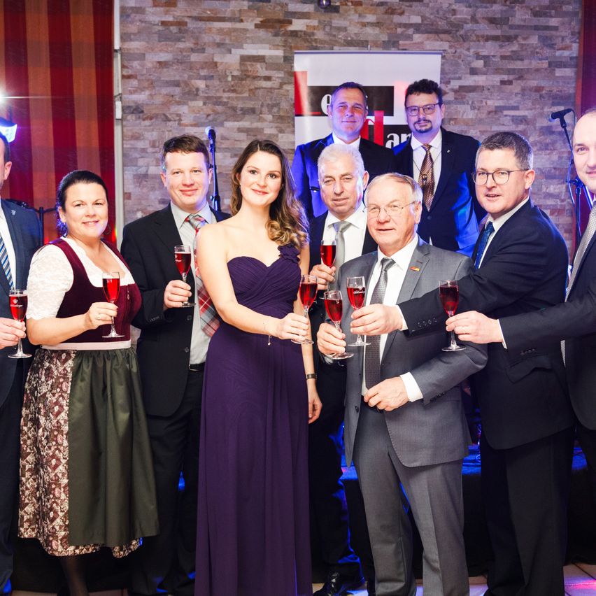 Bild enthält, Formal Wear, Suit, Adult, Female, Person, Woman, Dress, Male, Man, Stage