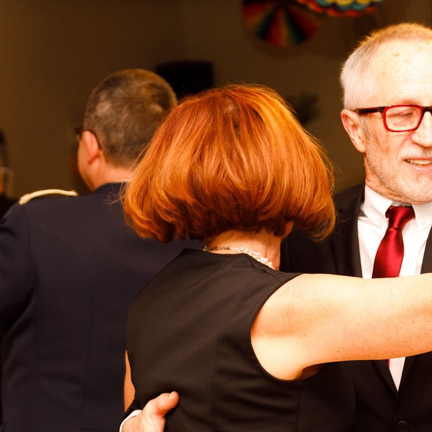 Bild enthält, Dancing, Person, Adult, Male, Man, Finger, Suit, Bride, Female, Woman