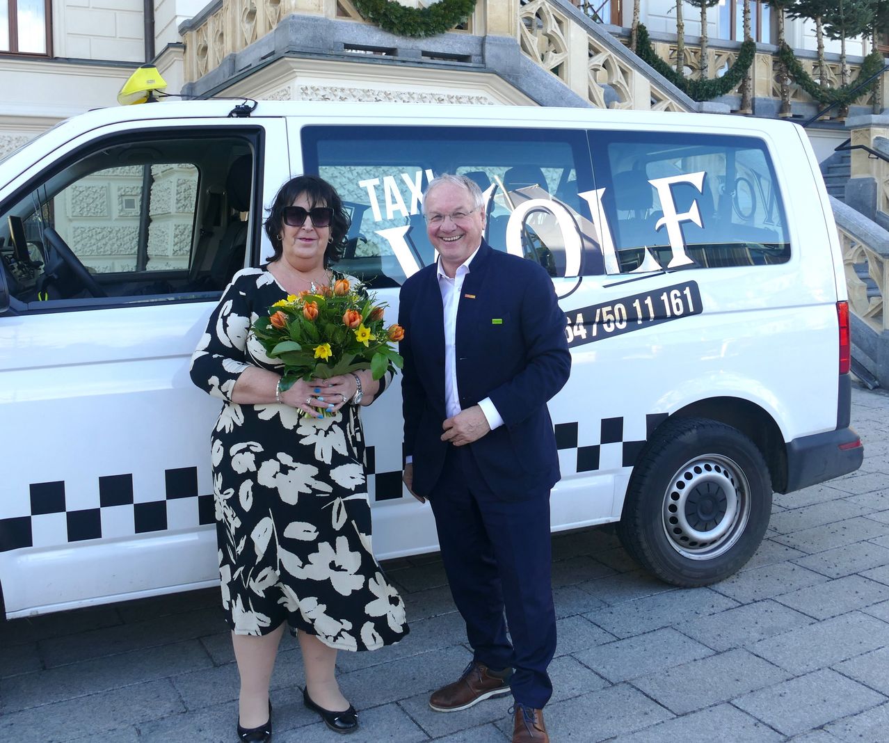 Bild enthält, Flower, Flower Arrangement, Flower Bouquet, Person, Portrait, Adult, Female, Woman, Dress, Car