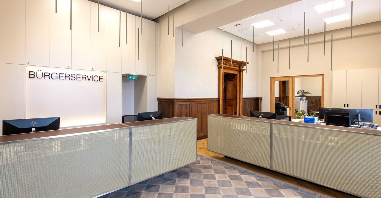 Bild enthält, Furniture, Table, Reception, Indoors, Hardware, Monitor, Screen, Architecture, Building, Foyer