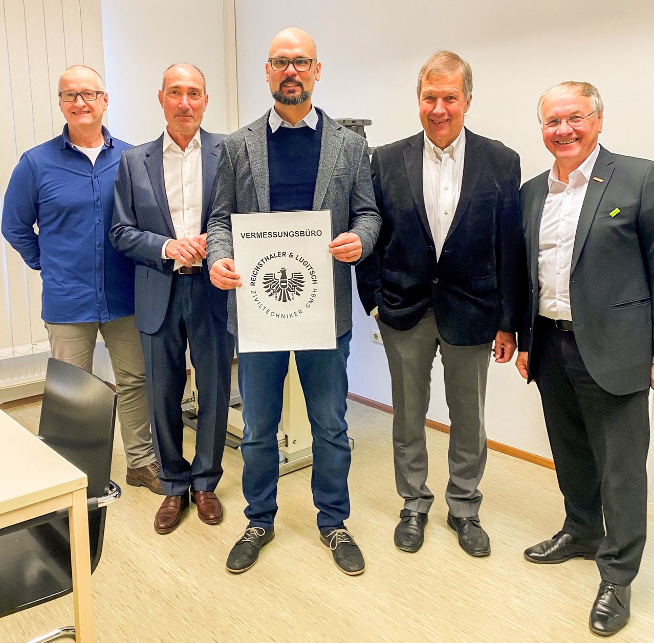 Bild enthält, Groupshot, Person, Adult, Male, Man, People, Blazer, Coat, Shoe, Jeans