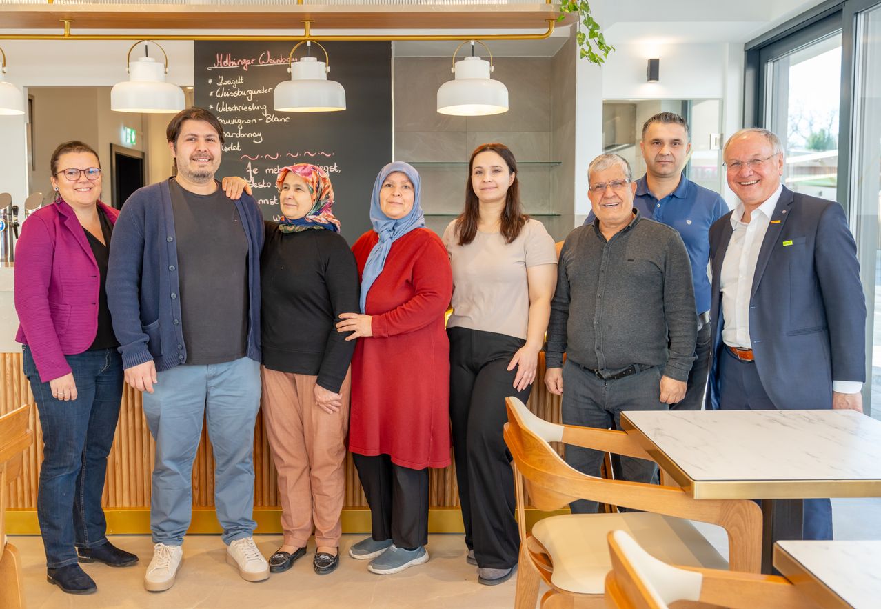 Bild enthält, Groupshot, Person, Plywood, Wood, Adult, Female, Woman, Jeans, Male, Man