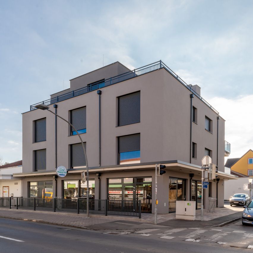 Bild enthält, City, Road, Street, Urban, Building, Office Building, Neighborhood, Car, Intersection, Corner