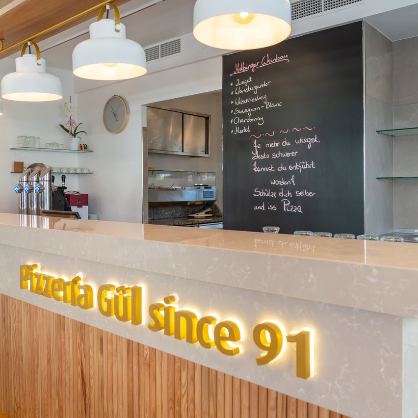 Bild enthält, Indoors, Interior Design, Restaurant, Cafeteria, Furniture, Table, Cafe, Blackboard, Shop, Kitchen