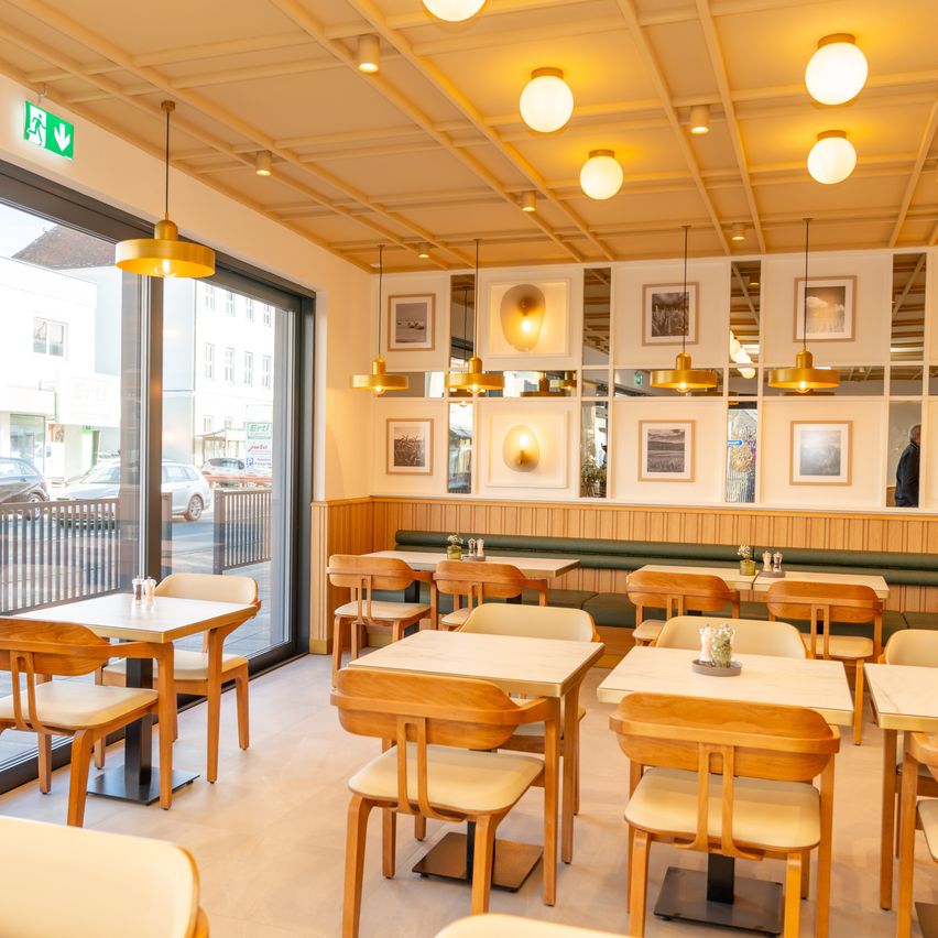 Bild enthält, Indoors, Restaurant, Cafeteria, Cafe, Interior Design, Wood, Dining Table, Person, Chair, Car