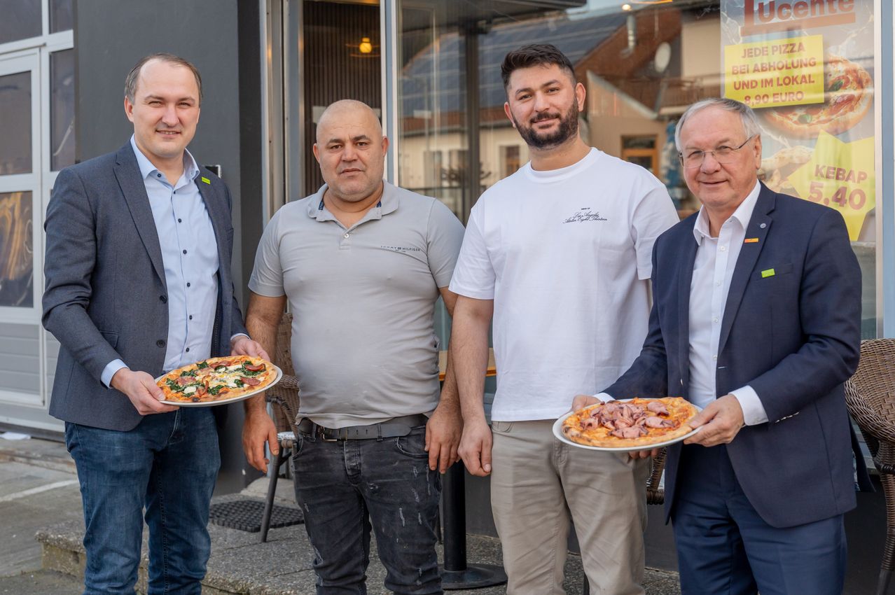 Bild enthält, Jeans, Pants, Adult, Male, Man, Person, Suit, Shirt, People, Face