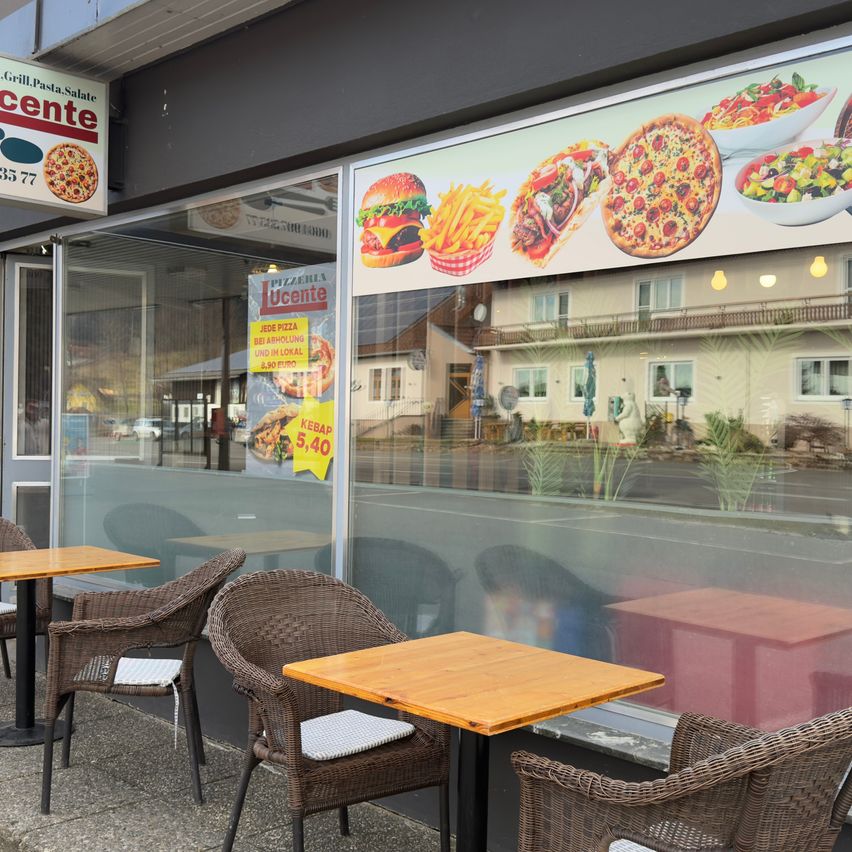 Bild enthält, Indoors, Restaurant, Cafeteria, Burger, Cafe, Chair, Building, Pizza, Dining Table, Interior Design