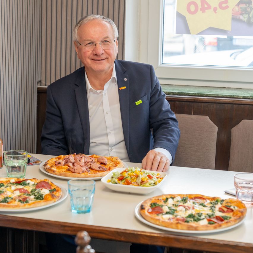 Bild enthält, Food, Food Presentation, Brunch, Adult, Male, Man, Person, Pizza, Face, Head