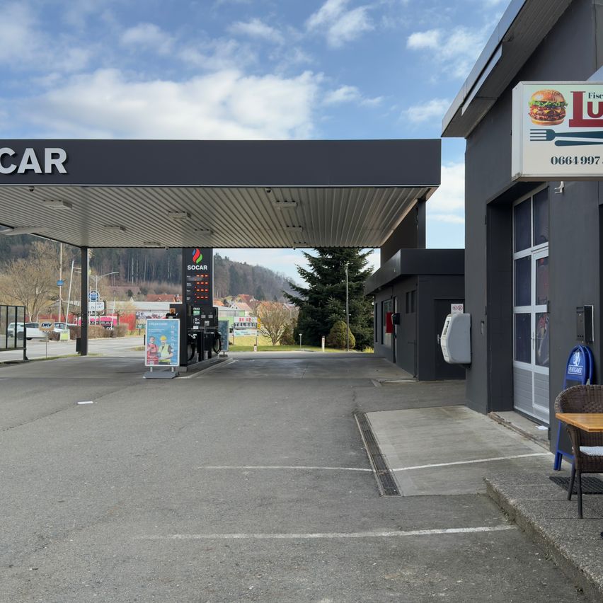 Bild enthält, Burger, Food, Chair, City, Car, Machine, Road, Street, Person, Restaurant